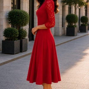 Puede incluir: Un vestido midi de color rojo vibrante con mangas de encaje de tres cuartos, cuello alto y falda acampanada. La prenda est&aacute; confeccionada con un cuerpo de color s&oacute;lido y detalles de encaje a juego en las mangas, creando un aspecto coherente.