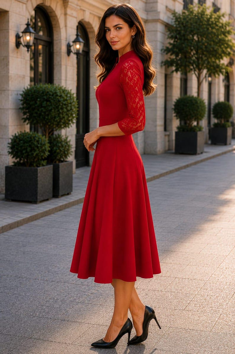 Puede incluir: Un vestido midi de color rojo vibrante con mangas de encaje de tres cuartos, cuello alto y falda acampanada. La prenda est&aacute; confeccionada con un cuerpo de color s&oacute;lido y detalles de encaje a juego en las mangas, creando un aspecto coherente.