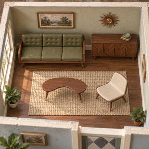 Peut inclure: Un diorama de salon miniature comprenant un canapé capitonné vert, une table basse en bois en forme de haricot, un fauteuil beige et un buffet en bois avec une horloge soleil au mur. La pièce inclut un tapis texturé, deux plantes et des cadres.