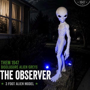 Peut inclure: Un modèle d'extraterrestre gris pâle de 3 pieds de haut avec une grosse tête, des yeux sombres en amande et un corps mince et texturé. La figurine se tient sur un mur en pierre la nuit. Le texte indique : THEM 1947 DISCLOSURE ALIEN GREYS THE OBSERVER.