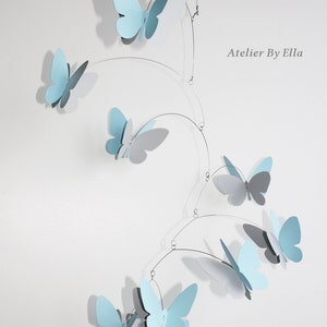 Mobile bleu et gris vif, 9 papillons, décoration intérieure, cinétique image 1