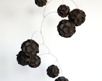 Donkerbruin mobiel, Kinetic home decor, papieren ballen mobiel