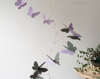 3D Mobile mit Schmetterlingen in leuchtendem Flieder-Lila und Camuflage-Grün für Innenräume