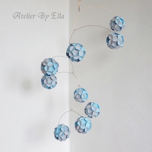 Móvil de bolas de papel gris claro y azul: decoración infantil