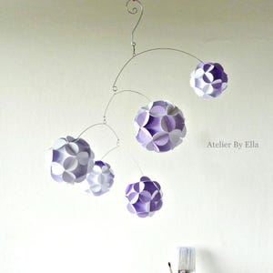 Móvil de bolas de papel, blanco con colores lavanda y gris brillante, decoración caprichosa para el hogar