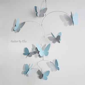 Mobile bleu et gris vif, 9 papillons, décoration intérieure, cinétique image 3
