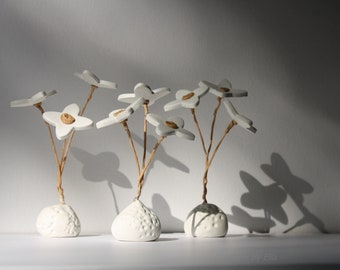 Petites sculptures de fleurs dans un pot, décoration d'étagère ou de bureau