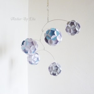 Papieren ballen, hangende mobiel in felle kleuren, woondecoratie