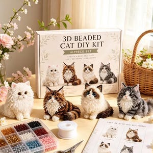 Puede incluir: Un kit de manualidades de gatos con cuentas 3D con cuatro figuras de gatos terminadas en patrones blanco, atigrado marrón, color-point y atigrado gris. Incluye un organizador de plástico con cuentas variadas, un carrete de hilo y una hoja de instrucciones.