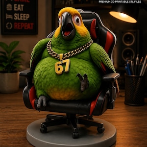 Pode incluir: Uma estatueta de um papagaio verde com cabeça amarela, usando uma corrente dourada com o número 67, sentado numa cadeira de jogo preta e vermelha. O papagaio tem o bico aberto e está posicionado numa base circular cinzenta e detalhada.