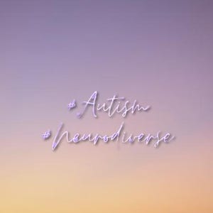 Pode incluir: Um gráfico digital com um fundo de gradiente suave que transita de violeta claro no topo para um laranja quente na parte inferior. Centralizados no meio estão os hashtags em letra cursiva branca #Autism e #neurodiverse.