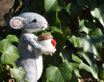 Needle felted mouse Masha with felted acorn, heart, felted animal, love