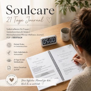 Può includere: Un diario a spirale intitolato Soulcare 21 Tage Journal con testo in tedesco, dotato di un orologio digitale che segna le 05:00, una tazza in ceramica con un cuore e sezioni stampate dedicate all'autoriflessione e al benessere mentale.