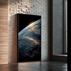 Puede incluir: Una pieza de arte mural rectangular vertical que presenta una vista de la Tierra desde el espacio. La imagen muestra la curvatura del planeta sobre un vacío negro, con luces urbanas brillantes visibles en la superficie oscura y una línea de horizonte.