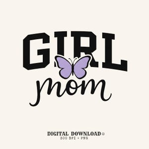 以下が含まれることがあります： 太い黒のブロック体で書かれた「GIRL」という文字、薄紫色の蝶のアイコン、黒の筆記体で書かれた「mom」という文字が特徴のグラフィックデザイン。テキストの下には「DIGITAL DOWNLOAD 300 DPI + PNG」という文字が黒で印刷されています。