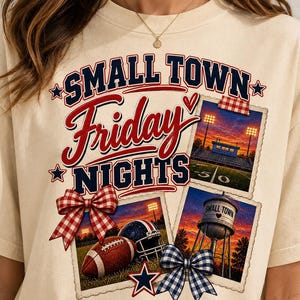 Peut inclure: Un t-shirt couleur crème avec le texte "SMALL TOWN Friday NIGHTS" en bleu marine et rouge. Le motif comprend trois images de style photo représentant un terrain de football, un ballon avec un casque et un château d'eau, ornés de nœuds vichy.