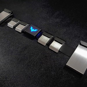 Cinturón utilitario de metal V2.0: variante con funda para celular y hebilla LED