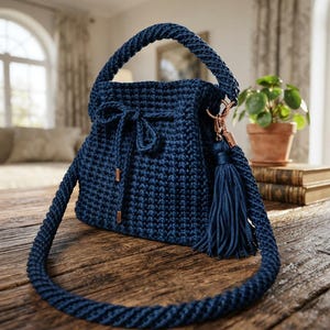 Borsa a secchiello all'uncinetto blu navy, borsetta a tracolla lavorata a maglia con nappina, borsetta con coulisse in stile boho