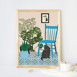 以下が含まれることがあります： 青い椅子と、その下に座っている黒い猫を描いた額縁付きのイラスト。椅子は、模様のある床と植物のある部屋に置かれている。椅子の後ろの壁には、小さな額縁に入った絵が飾られている。