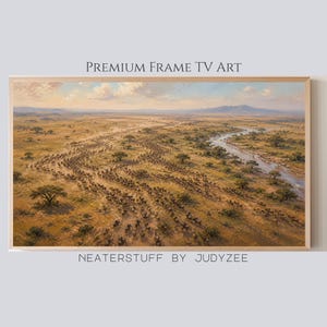 Könnte beinhalten: Gerahmter Landschaftsdruck mit einer Savannenlandschaft, einem Fluss und einer großen Herde wandernder Tiere. Der Druck trägt die Aufschrift "PREMIUM FRAME TV ART" und "NEATERSTUFF BY JUDYZEE".