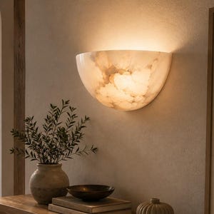 手彫りのアラバスター製壁掛け照明、温かみのある拡散光を備えた半ドーム型ベッドサイドランプ、モダンでミニマルな照明器具