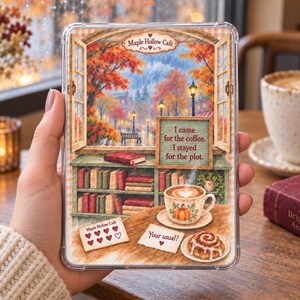Puede incluir: Una funda transparente para tableta con la ilustración de una acogedora escena de cafetería con una ventana abierta hacia un parque otoñal. El diseño incluye una estantería, una taza de café con motivos de calabaza, un rollo de canela y el texto Maple Hollow Cafe, I came for the coffee. I stayed for the plot., Your usual?, y una tarjeta de fidelidad.