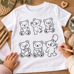 Könnte beinhalten: Ein weißes Kurzarm-T-Shirt mit einer schwarzen Strichgrafik von sechs verschiedenen Teddybären. Die Bären sind in verschiedenen Posen dargestellt, unter anderem mit einem Herz, einer Blume, einem Honigtopf und einem Luftballon.