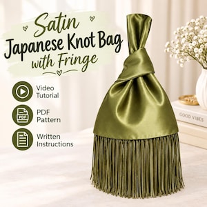 Puede incluir: Un bolso de nudo japonés de satén verde oliva con un borde de flecos largos en la base. El texto en la imagen dice: Satin Japanese Knot Bag with Fringe, Video Tutorial, PDF Pattern y Written Instructions.