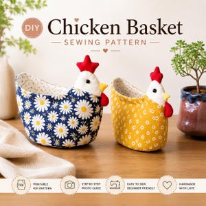Può includere: Un cartamodello DIY Chicken Basket con due cestini in tessuto a forma di gallina. Un cestino ha uno sfondo blu navy con margherite bianche, l'altro è giallo con piccoli fiori bianchi. Entrambi hanno una cresta rossa e un becco giallo.