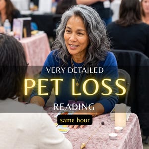 Peut inclure: Une personne aux cheveux gris mi-longs portant un pull bleu à manches longues est assise à une table avec des cartes de tarot, un pendule et des bougies. Le texte indique : VERY DETAILED PET LOSS READING same hour. Collier et bracelet dorés.