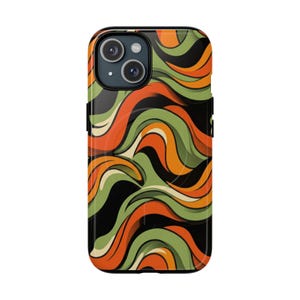 Peut inclure: Une coque de smartphone arborant un motif répétitif de lignes ondulées et fluides dans des tons orange, vert olive, crème et noir. Le design recouvre tout l'arrière de la coque, qui présente une découpe circulaire pour l'appareil photo.