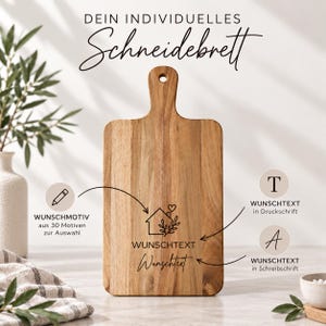 Könnte beinhalten: Ein rechteckiges Holzschneidebrett mit Griff und Aufhängeloch. Das Brett zeigt eine Lasergravur eines Haussymbols mit Herz und Blättern sowie den Text WUNSCHTEXT in Druck- und Schreibschrift, ergänzt durch die Überschrift DEIN INDIVIDUELLES Schneidebrett.