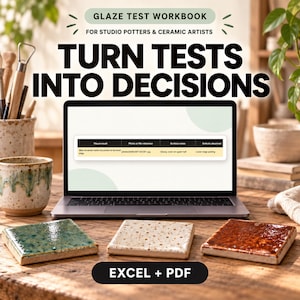Peut inclure: Un classeur de test d'émaillage pour potiers et céramistes affiché sur un écran d'ordinateur portable montrant un tableau de données. Trois carreaux de céramique carrés aux émaux vert, blanc tacheté et brun sont posés devant l'ordinateur.