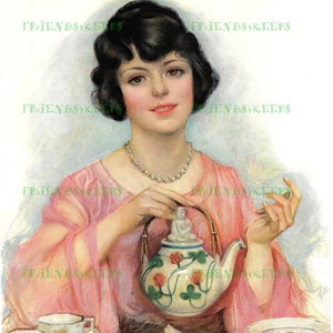 Könnte beinhalten: Eine Frau in einem rosa Kleid gießt Tee aus einer weißen Teekanne mit grünem und rotem Blumendesign. Die Teekanne hat eine kleine Buddha-Figur auf dem Deckel. Auf einem Tisch stehen Teetassen und Untertassen mit einem Teller Sandwiches.