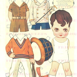 Può includere: Un set di bambole di carta con un ragazzo con i capelli castani che indossa una canottiera bianca, una camicia a righe blu e bianche e un cappello a righe marroni e bianche. Il ragazzo tiene una racchetta da tennis e una palla da tennis. Il testo sulla pagina dice "Peggy Pryde's Athletic Brother Phil".