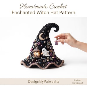 Puede incluir: Un sombrero de bruja de ganchillo negro con punta curva, adornado con estrellas bordadas, una luna creciente, una pequeña linterna y una figura de fantasma. El texto dice Handmade Crochet Enchanted Witch Hat Pattern y DesignByPalwasha.