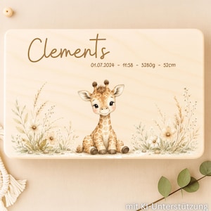 Könnte beinhalten: Eine rechteckige, helle Holzplatte mit einem aufgedruckten Bild einer Giraffe, die zwischen Wildblumen sitzt. Der Text lautet "Clements" gefolgt von "01.07.2024 - 11:58 - 3280g - 52cm". Das Design ist in einer sanften, neutralen Farbpalette gehalten.