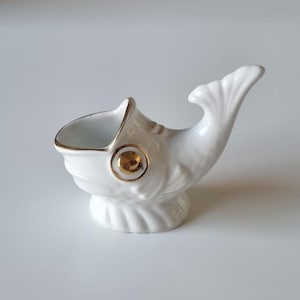 Vintage Zahnstocherhalter aus Porzellan in Fischform, weiß-goldener Fisch, Tischdekoration im Mid-Century-Stil