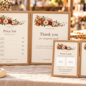 Könnte beinhalten: Vier helle Holzrahmen mit herbstlichen Blumen- und Kürbisillustrationen. Die Schilder enthalten Texte wie Price list, Thank you for shopping small, Scan to pay und Let's stay in touch, mit leeren Feldern für individuelle Geschäftsinformationen.