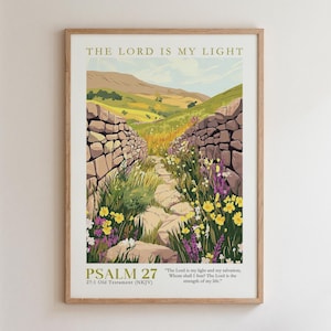 Può includere: Una stampa artistica incorniciata con un'illustrazione paesaggistica di un sentiero in pietra tra due muretti a secco, circondato da fiori selvatici. Il testo recita THE LORD IS MY LIGHT, PSALM 27, e il versetto completo in basso a destra.