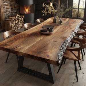 Peut inclure: Une grande table à manger rectangulaire dotée d'un plateau en bois massif à bord naturel avec des motifs de grain visibles, reposant sur une base trapézoïdale en métal noir. La table est entourée de plusieurs chaises en bois assorties.