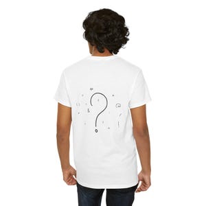 Op de afbeelding: Een wit T-shirt met korte mouwen en een groot zwart vraagteken op de achterkant. Rondom het centrale vraagteken staan diverse kleine zwarte typografische symbolen, waaronder een hekje, een apenstaartje, een ampersand en verschillende leestekens.