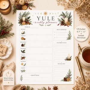 Puede incluir: Una hoja de planificador semanal Yule que mide 21,59 cm por 27,94 cm. La página blanca presenta un encabezado con fases lunares y soles, secciones para cada día, prioridades, enfoque y notas, decorada con pino, velas y rodajas de naranja.