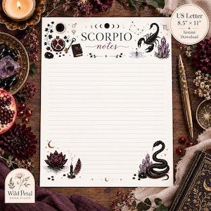 以下が含まれることがあります： 21.6cm x 27.9cmのScorpio notesレターヘッド。横罫線、中央のScorpioのタイトル、サソリ、ヘビ、蓮、クリスタル、鍵、本、月の満ち欠けのイラストがダークレッドと黒のインクで描かれています。