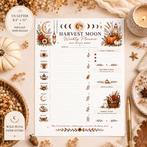 Peut inclure: Une feuille de planning hebdomadaire Harvest Moon avec un en-tête de phases lunaires, des illustrations de fleurs et de citrouilles, et des sections pour les tâches, priorités et notes. Le texte indique Harvest Moon Weekly Planner, Reap. Reflect. Renew.