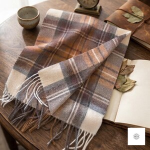 Sciarpa invernale lunga da donna, in morbido poliestere, tinta unita, foulard discreto.