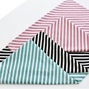 Puede incluir: Tres caminos de mesa de tela a rayas en rosa, negro y blanco, y azul verdoso. Los caminos de mesa est&aacute;n doblados en forma triangular.