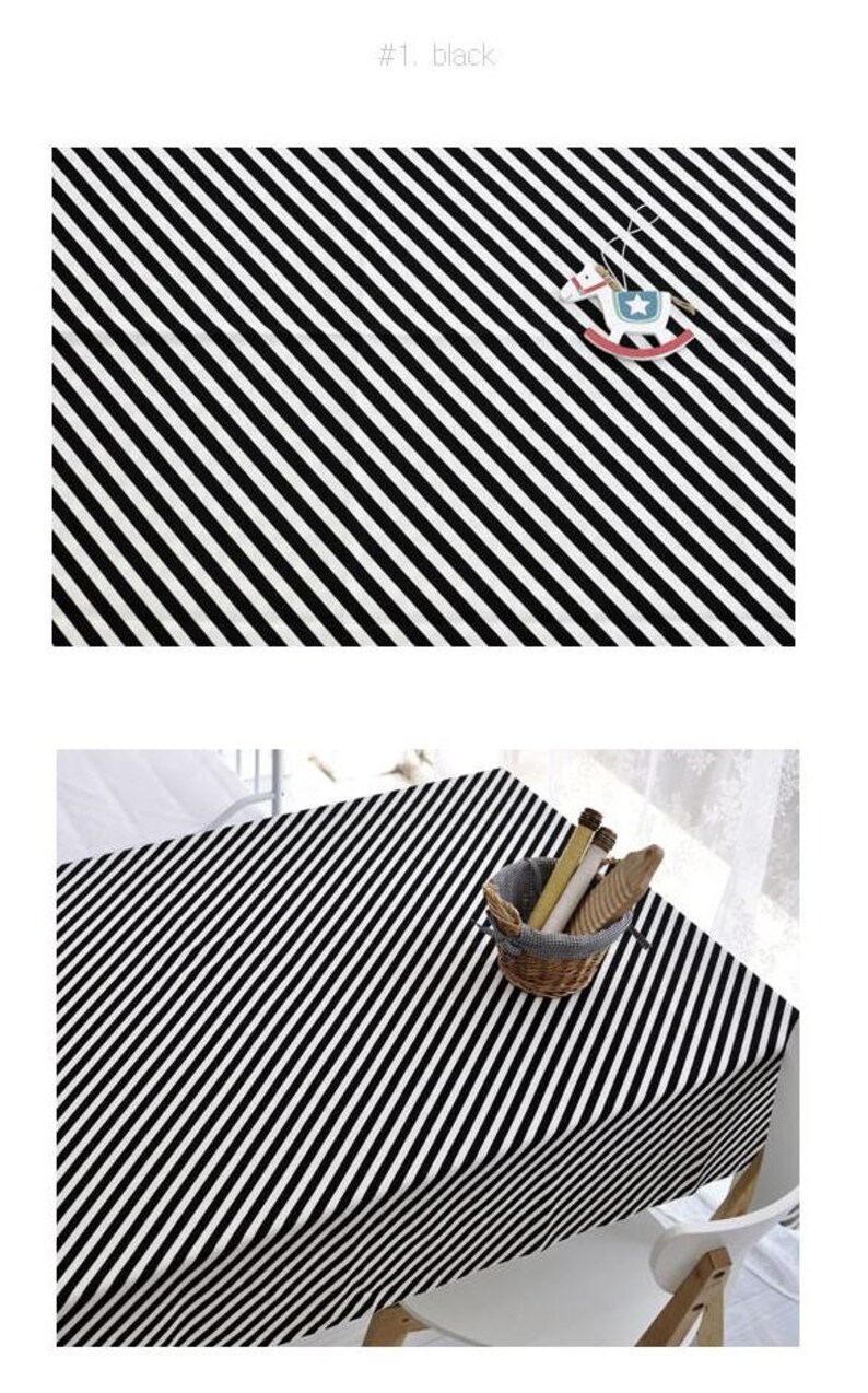 Puede incluir: Mantel de mesa a rayas blancas y negras con un patr&oacute;n diagonal. El mantel est&aacute; colocado sobre una mesa con una silla blanca y una cesta de objetos de madera.
