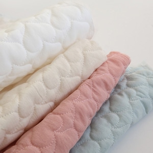 Breiter gesteppter Baumwollstoff, herzförmiges Quilting, 56 &quot;breiter, hochwertiger koreanischer Stoff - lose Lagerware /57262