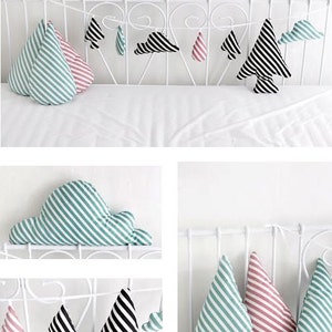 Puede incluir: Un conjunto de almohadas decorativas con forma de nube y &aacute;rbol. Las almohadas est&aacute;n hechas de tela a rayas en varios colores, incluyendo verde, rosa y negro.